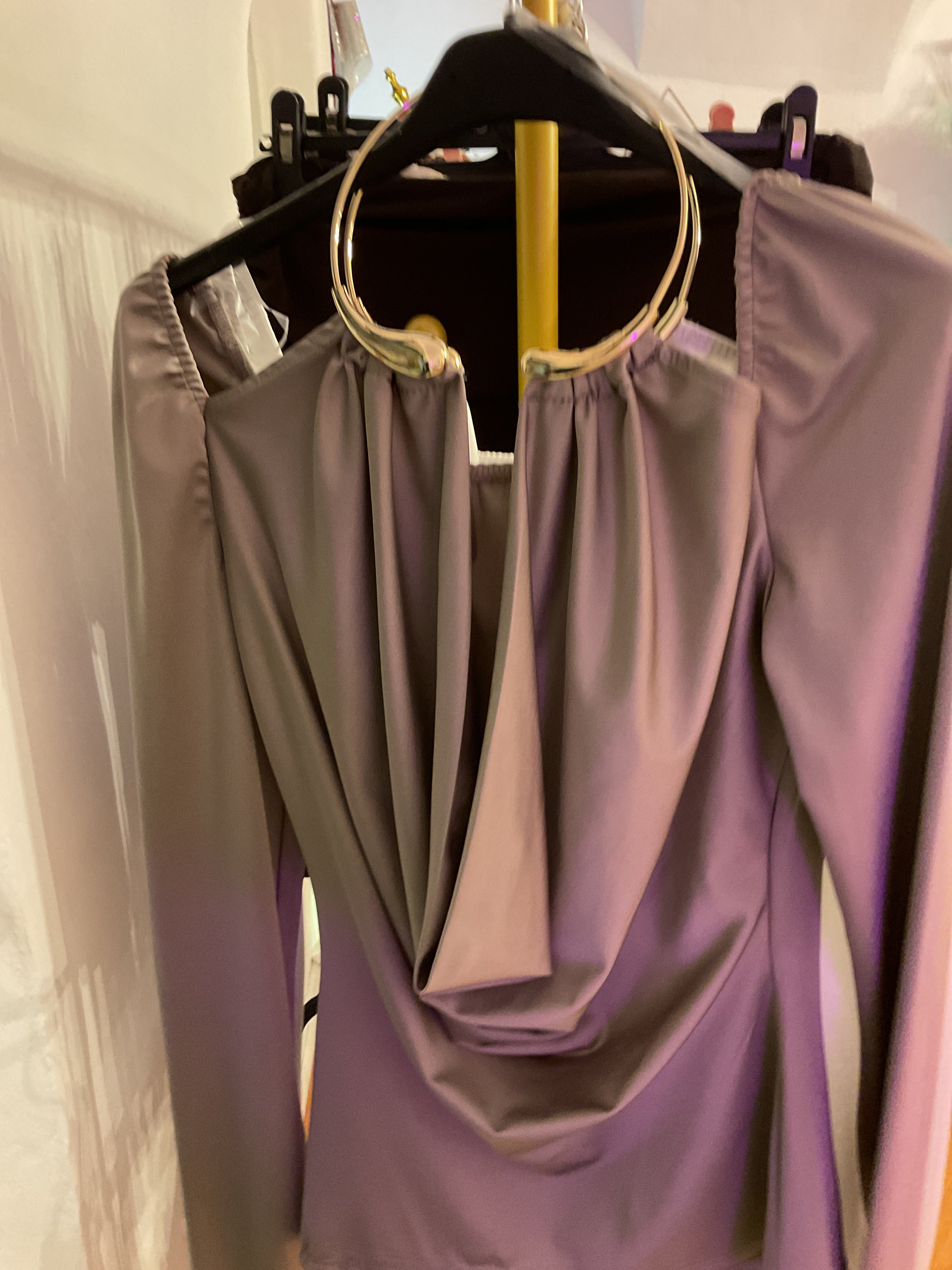 Maglia con girocollo oro