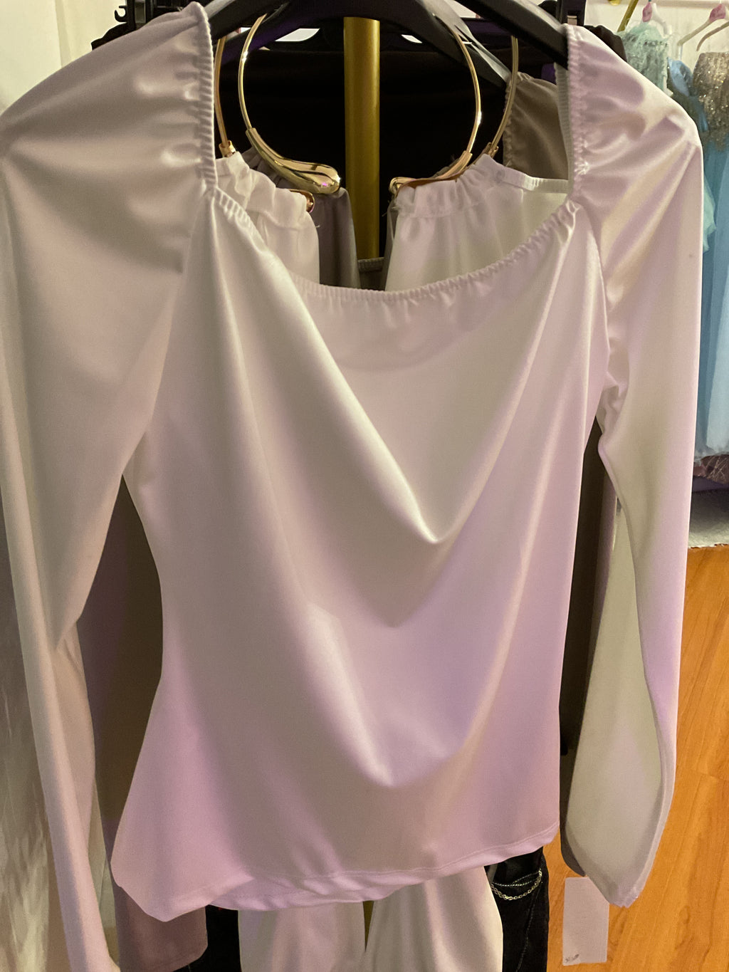 Maglia con girocollo oro