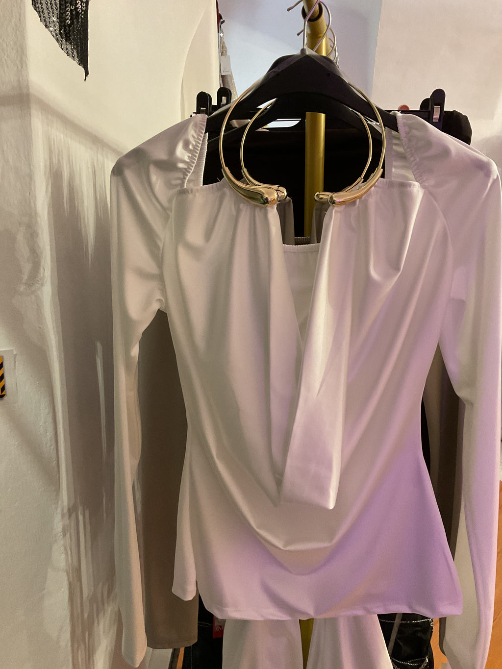 Maglia con girocollo oro