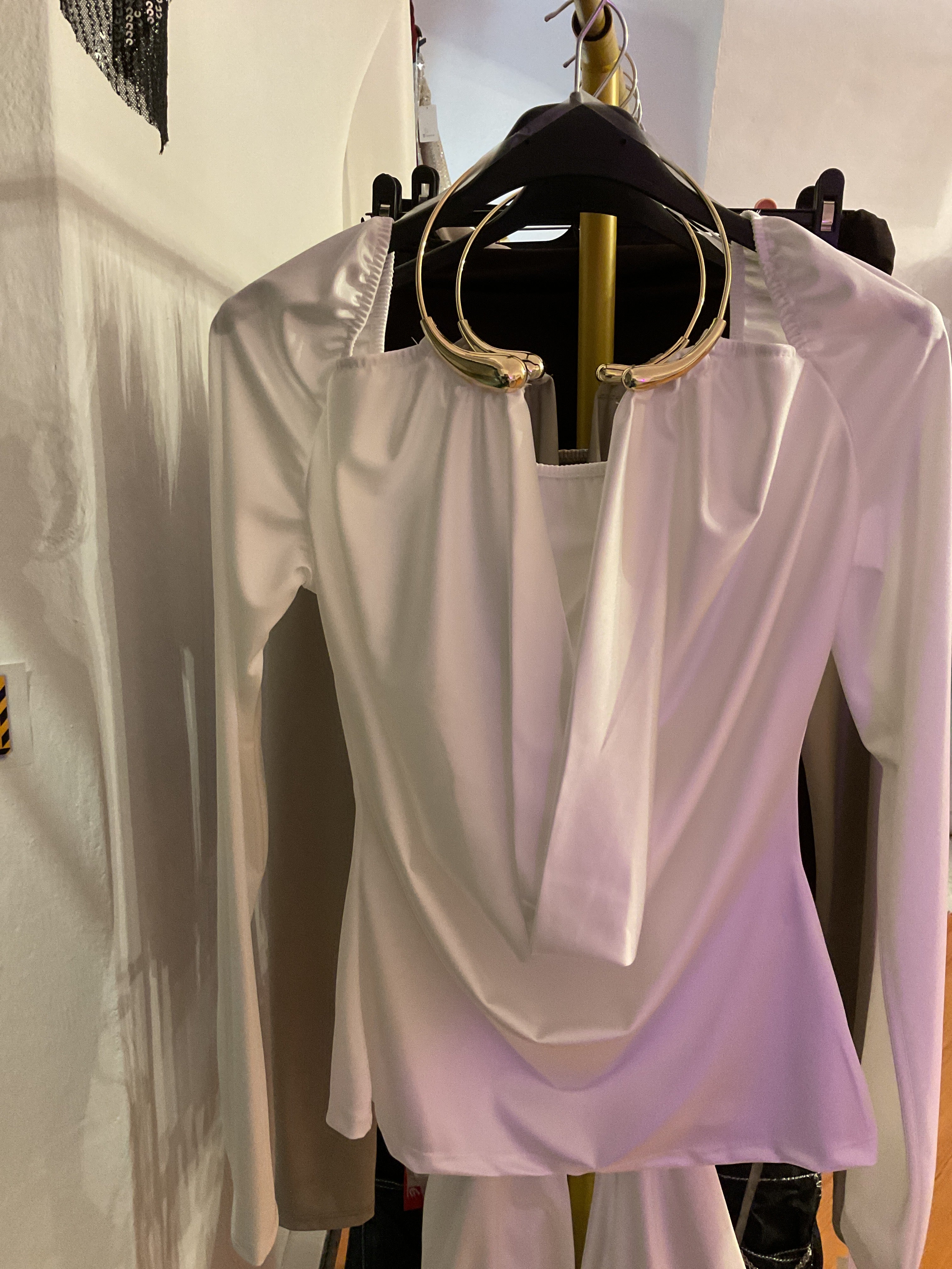 Maglia con girocollo oro