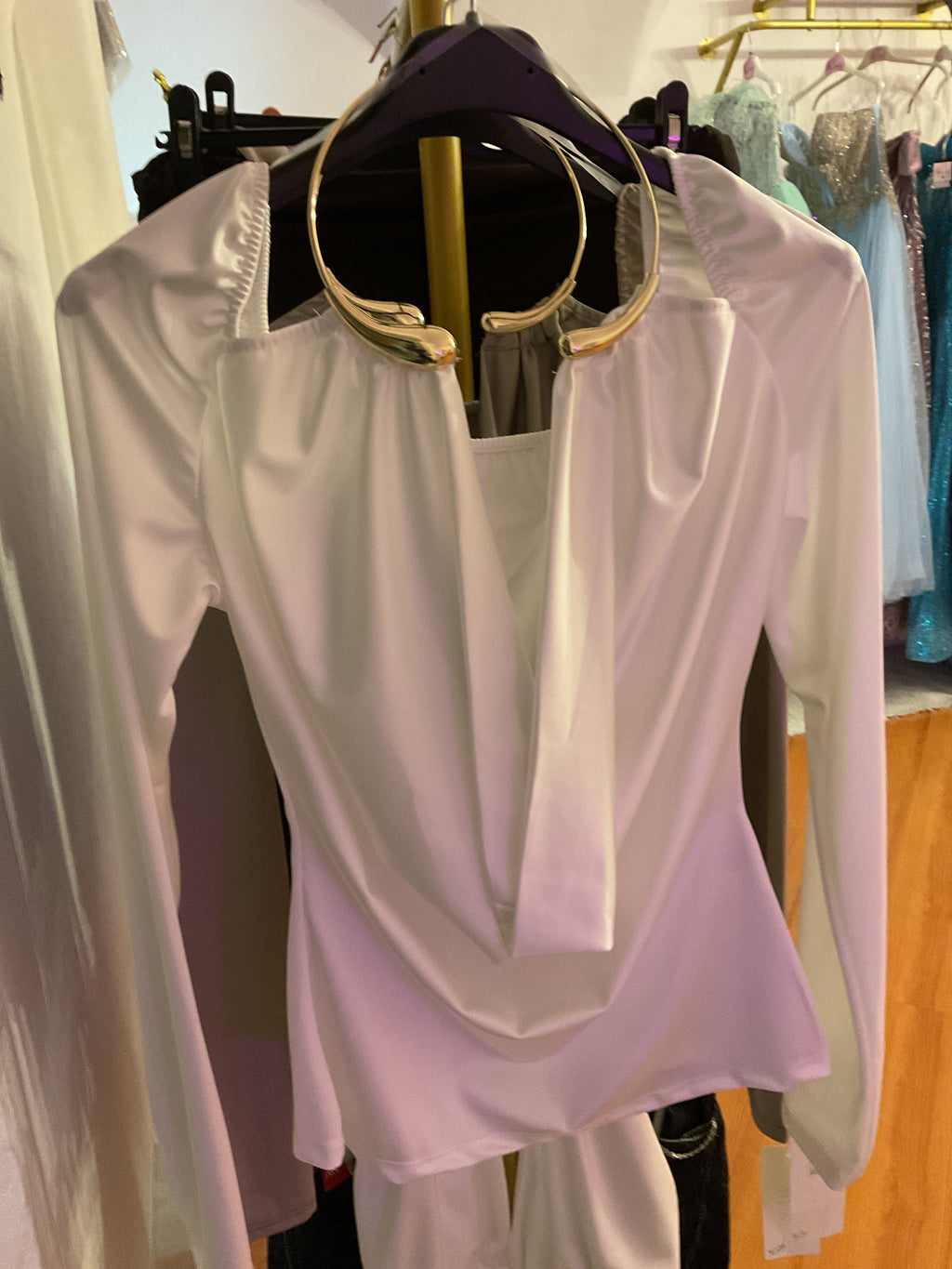 Maglia con girocollo oro