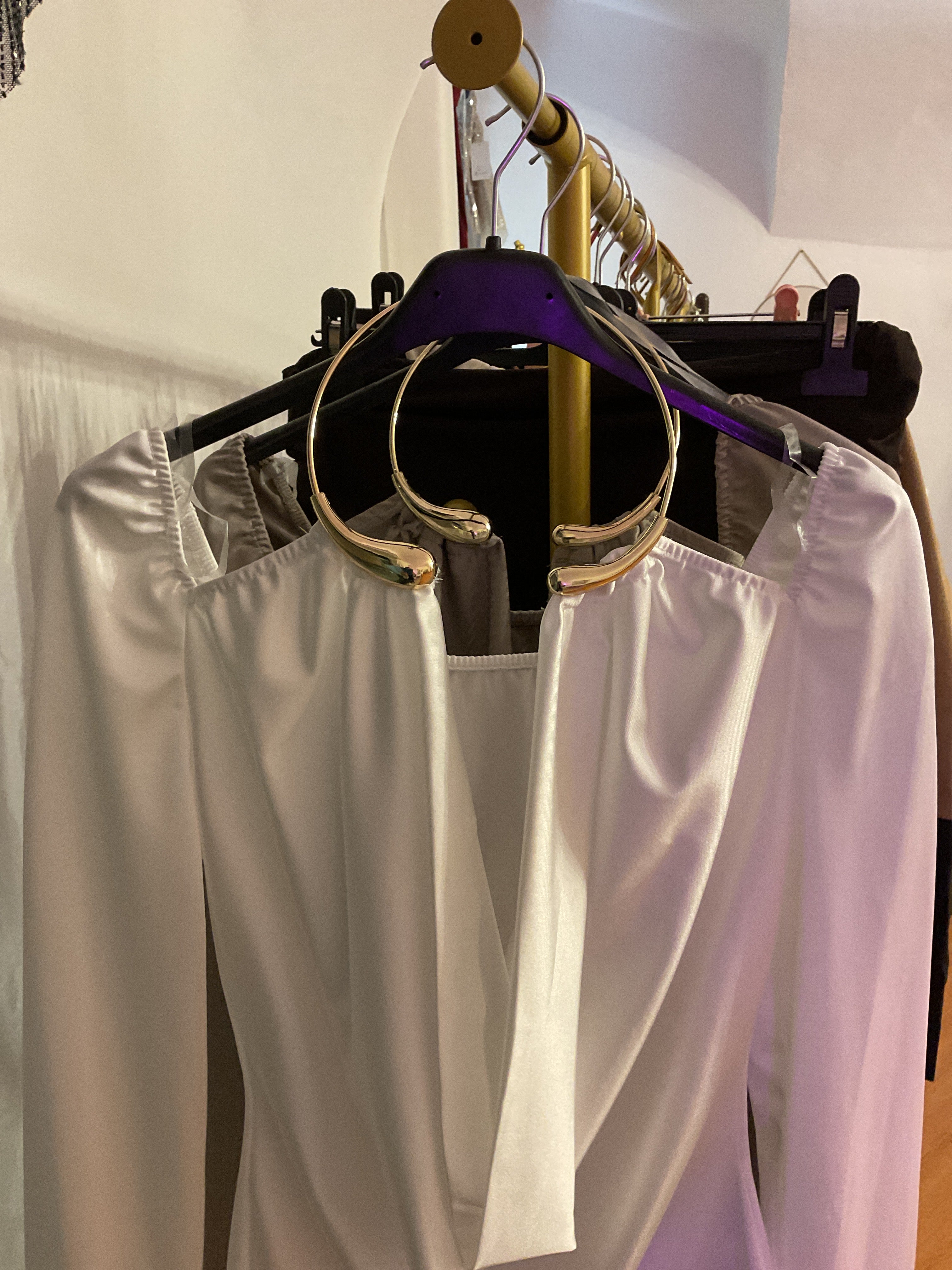 Maglia con girocollo oro