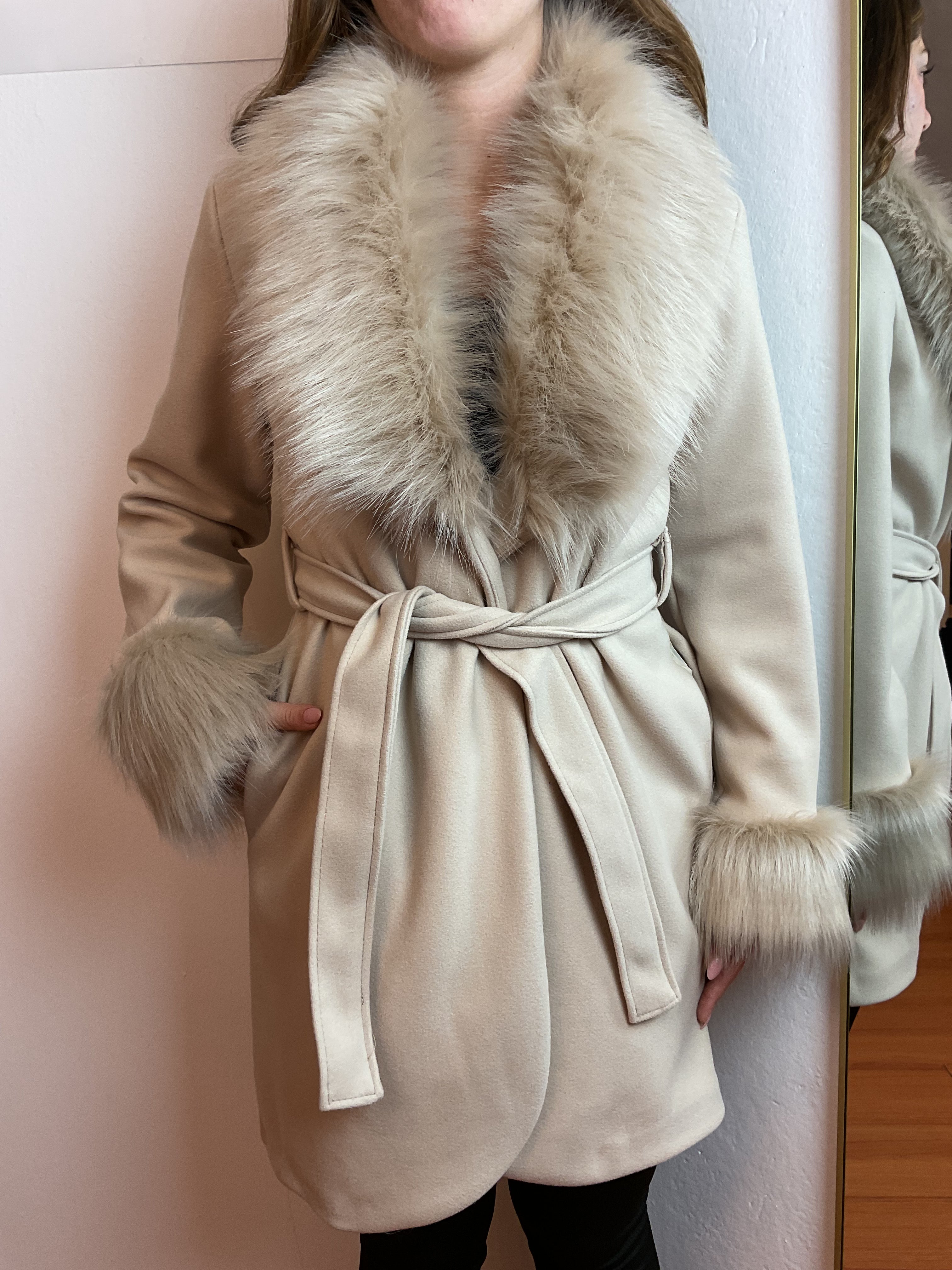 Giacca con collo e polsi in pelliccia