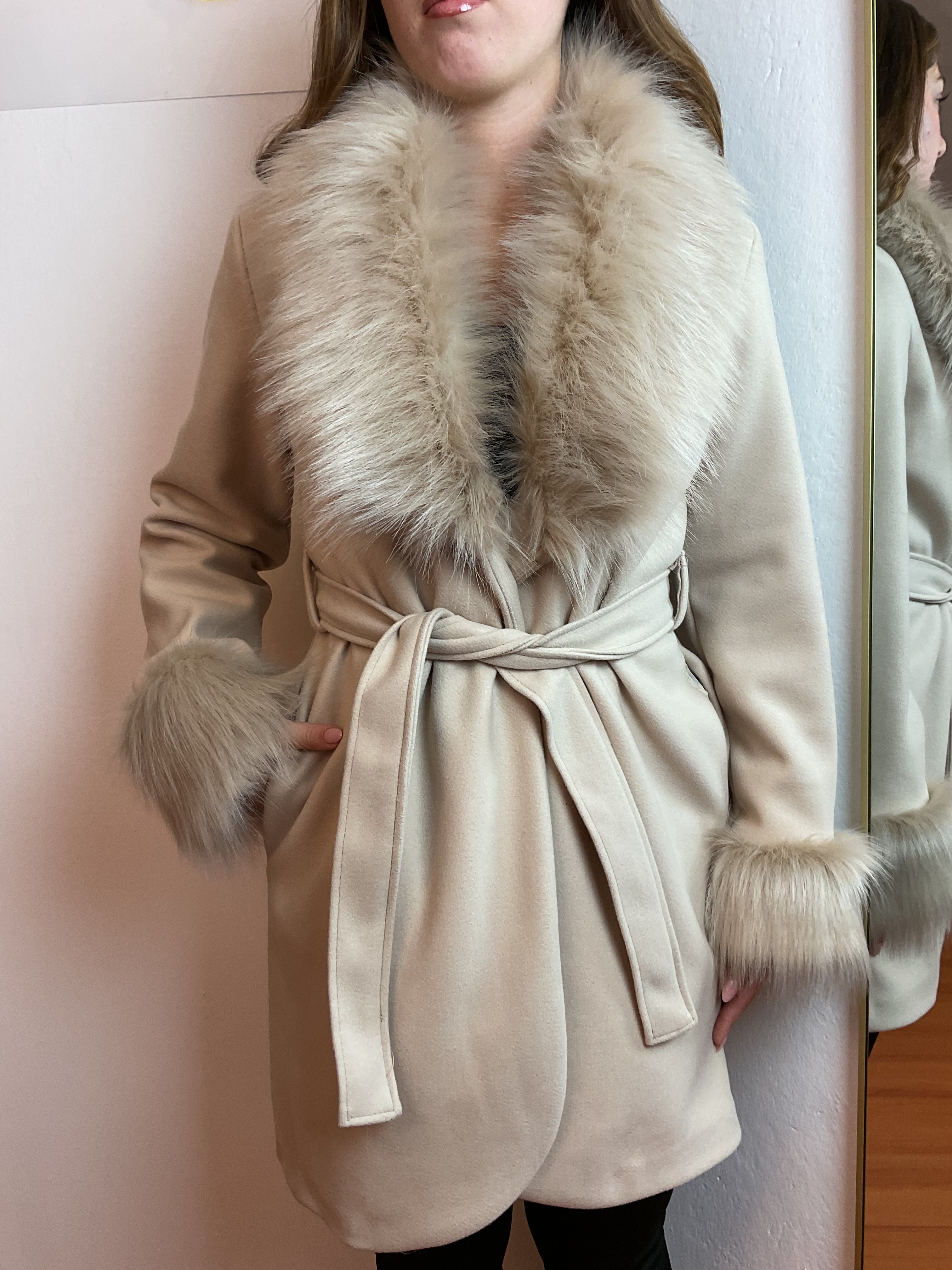 Giacca con collo e polsi in pelliccia