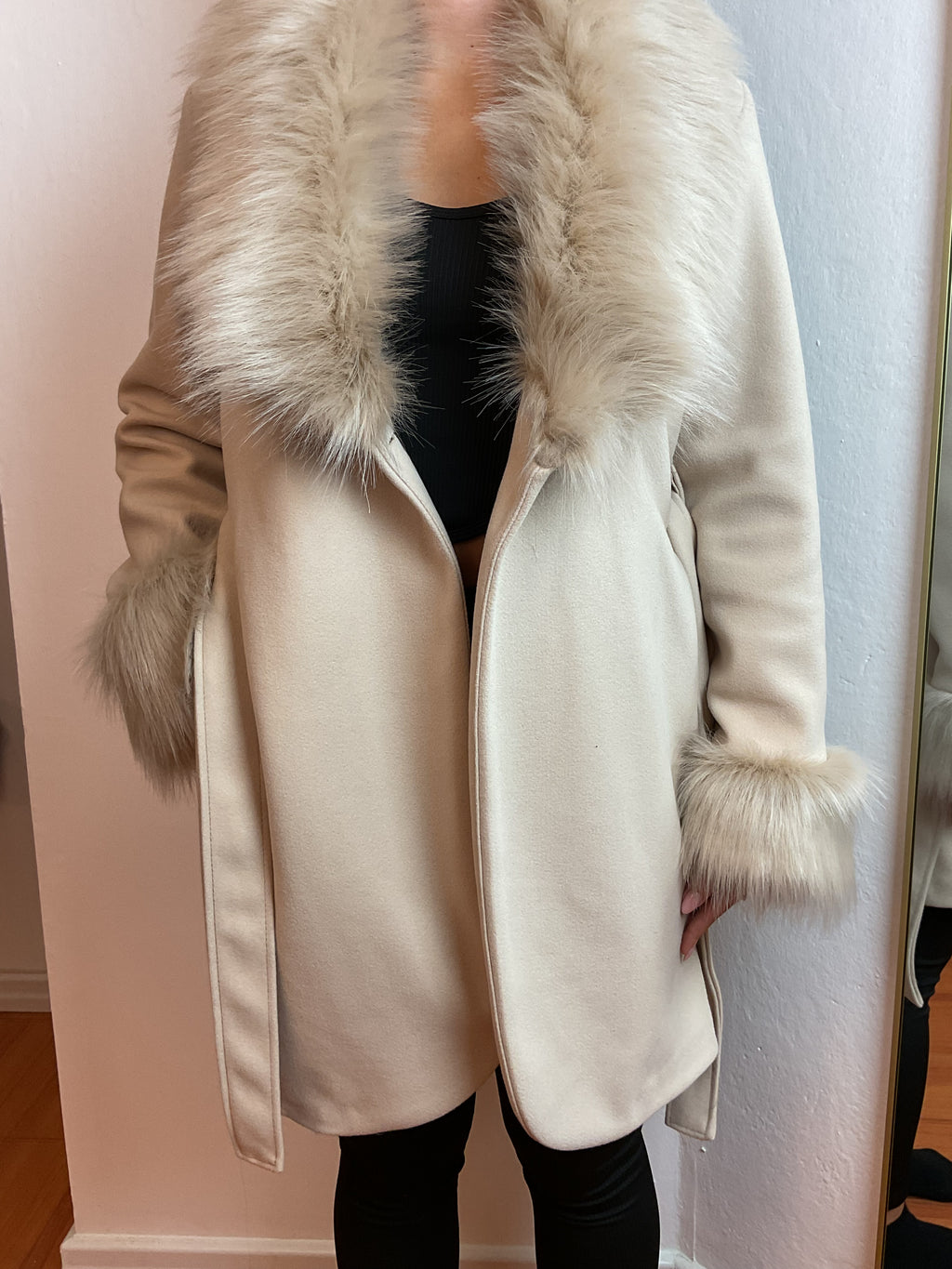 Giacca con collo e polsi in pelliccia