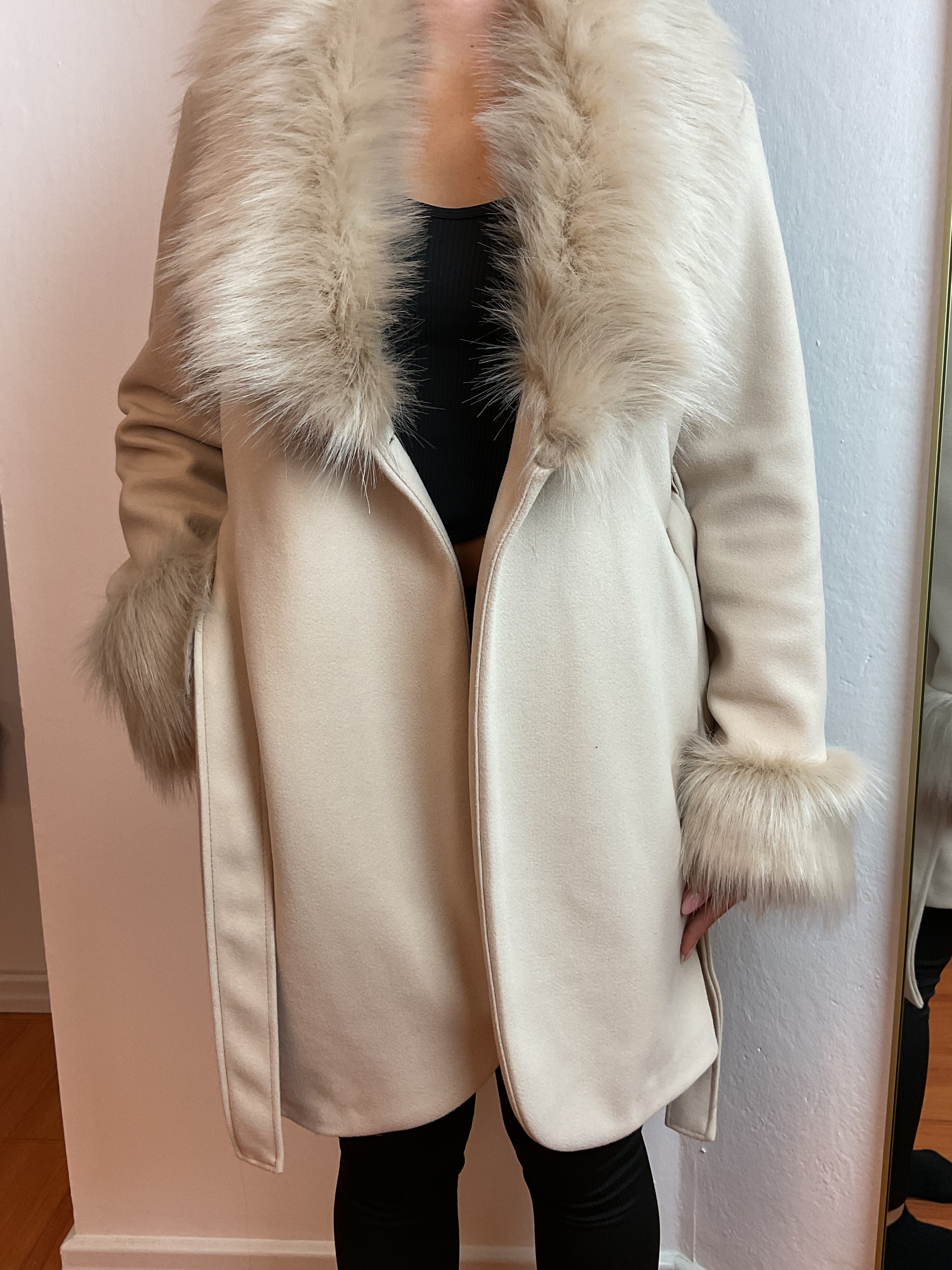 Giacca con collo e polsi in pelliccia